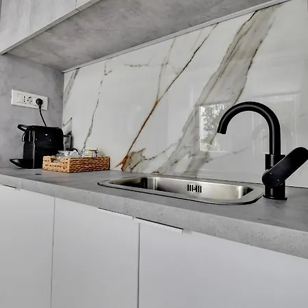 Small & Chic Close To The Victoriei Square