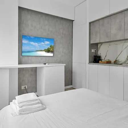 Small & Chic Close To The Victoriei Square *