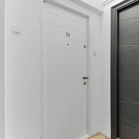 Small & Chic Close To The Victoriei Square *