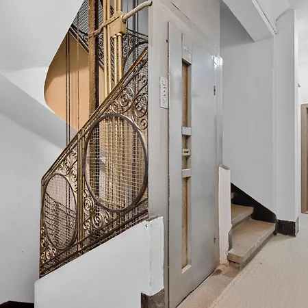 Small & Chic Close To The Victoriei Square *