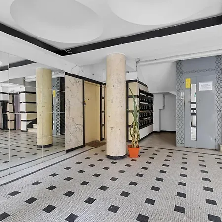 Small & Chic Close To The Victoriei Square *